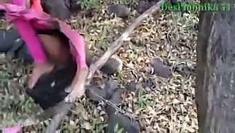 Деси Девојка Има Секс У Џунгли.