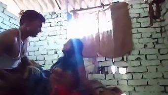 भारतीय परिपक्व हो जाता है उसे मलाईदार बिल्ली में भर दिया पीछे से