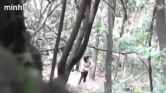 जापानी बुजुर्ग आदमी लकड़ी के स्थान पर वेश्या के साथ सेक्स करता है।