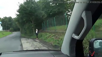 Плавокоса Жена Пристаје На Секс Након Састанка, Гласно Стење С Леђа.
