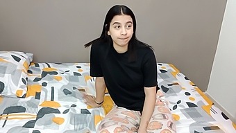 मैंने अपने सौतेले भाई को इस बहाने से सेक्स करने के लिए आकर्षित किया कि मुझे अकेले सोने में डर लगता है।
