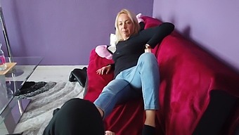 Плавокоса Жена Са Фетишом Стопала Ужива У Почетном Обожавању Стопала.