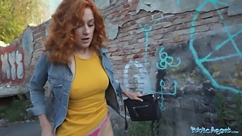 Запањујућа Црвенокоса Конобарица Попуши И Јебе Се С Леђа У Јавном Окружењу.