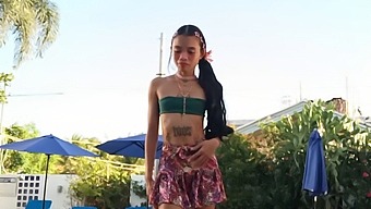 Ситна Принцеза Се Суочава Са Монструозном Претњом У Сваком Тренутку.