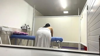 Зрели Пацијент Са Великим Дупетом Се Намаже Уљем У Ординацији.