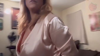 Äitipuoli Tulee Kylään – Tilausvideo Faneille